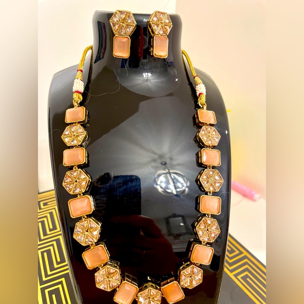 Pretty pink Quartz crystal necklace set with earrings gold plated